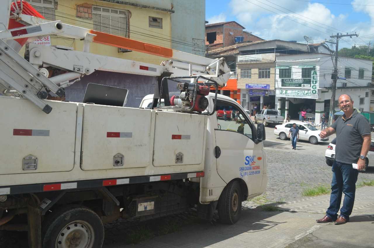 Primeiras placas de Sinalização já começam a ser instalada no centro de Camacã